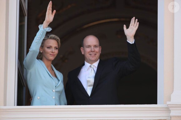 Le 1er juillet 2011, mariés civilement depuis quelques minutes, le prince Albert et la  princesse Charlene paraissaient au balcon de la Salle des Glaces du Palais  princier, applaudis par des milliers de Monégasques.
