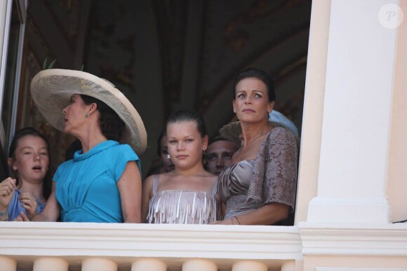 La princesse Caroline de Hanovre, en turquoise, est apparue au balcon de la Salle des Glaces avec sa fille la princesse Alexandra, tandis que la princesse Stéphanie était avec ses filles Camille Gottlieb et Pauline Ducruet (en arrière-plan).
Le 1er juillet 2011, mariés civilement depuis quelques minutes, le prince Albert et la  princesse Charlene paraissaient au balcon de la Salle des Glaces du Palais  princier, applaudis par des milliers de Monégasques.