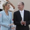 Après être apparus au balcon de la Salle des Glaces, le prince Albert et la princesse Charlene, mari et femme, ont rejoint, avec leur famille, les Monégasques sur la place du Palais princier, le 1er juillet 2011.