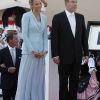 Après être apparus au balcon de la Salle des Glaces, le prince Albert et la princesse Charlene, mari et femme, ont rejoint, avec leur famille, les Monégasques sur la place du Palais princier, le 1er juillet 2011.