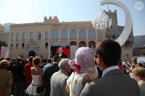 Ambiance sur la place du Palais Princier à Monaco, le 1er juillet 2011, lors du mariage civil du prince Albert et de Charlene Wittstock.