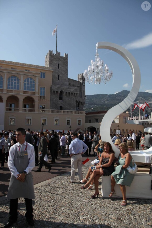 Ambiance sur la place du Palais Princier à Monaco, le 1er juillet 2011, lors du mariage civil du prince Albert et de Charlene Wittstock.