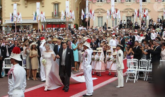 Charlène Wittstock fait son entrée dans la Cour d'honneur du palais  princier, pour la cérémonie religieuse l'unissant au prince Albert, à  Monaco, le 2 juillet 2011