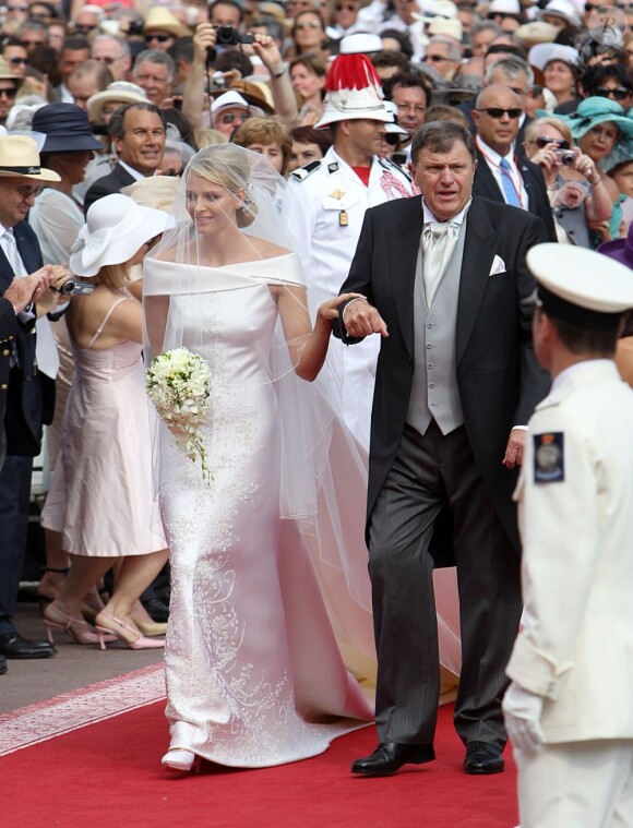 Charlène Wittstock fait son entrée dans la Cour d'honneur du palais  princier, pour la cérémonie religieuse l'unissant au prince Albert, à  Monaco, le 2 juillet 2011