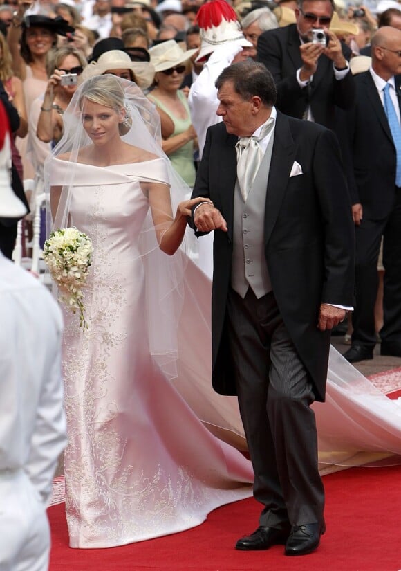 Charlène Wittstock fait son entrée dans la Cour d'honneur du palais princier, pour la cérémonie religieuse l'unissant au prince Albert, à Monaco, le 2 juillet 2011
