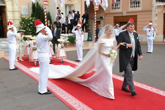 Charlène Wittstock fait son entrée dans la Cour d'honneur du palais  princier, pour la cérémonie religieuse l'unissant au prince Albert, à  Monaco, le 2 juillet 2011