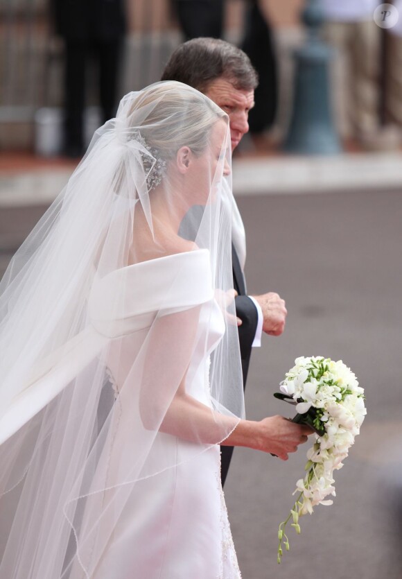 Charlène Wittstock a choisi une création Armani pour la cérémonie religieuse l'unissant au prince Albert, à  Monaco, le 2 juillet 2011