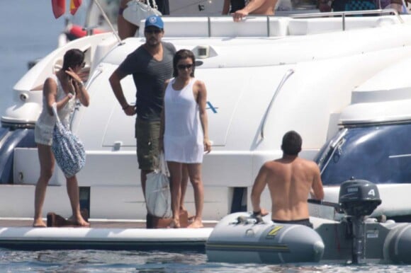 Eva Longoria et Eduardo Cruz en bateau au large de Marbella, le 3 juillet 2011.