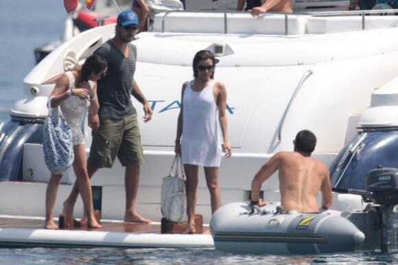 Eva Longoria et Eduardo Cruz en bateau au large de Marbella, le 3 juillet 2011.