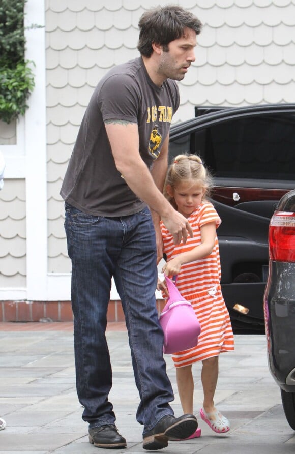 Violet Affleck avec son papa, Ben Affleck, à Los Angeles le 2 juillet 2011