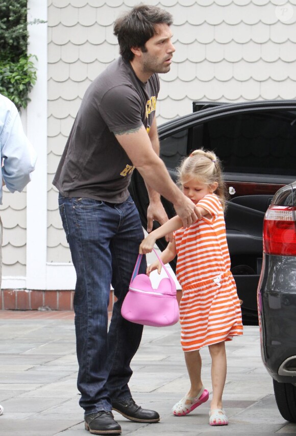 Violet Affleck avec son papa, Ben Affleck, à Los Angeles le 2 juillet 2011