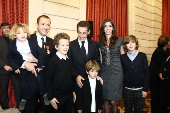 Dany Boon à L'Elysée avec sa femme Yaël et ses enfants Mehdi, Noé, Eytan et Elia en novembre 2009 (sauf Sarah, pas encore née à l'époque de la photo)