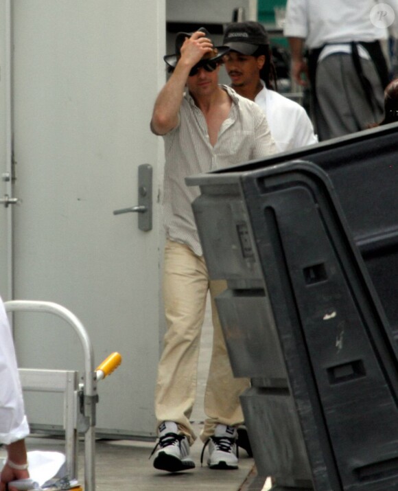 Après un week-end en famille, Tom Cruise reprend le chemin du travail. Il retourne sur le tournage de Rock of Ages. Miami, 4 juillet 2011