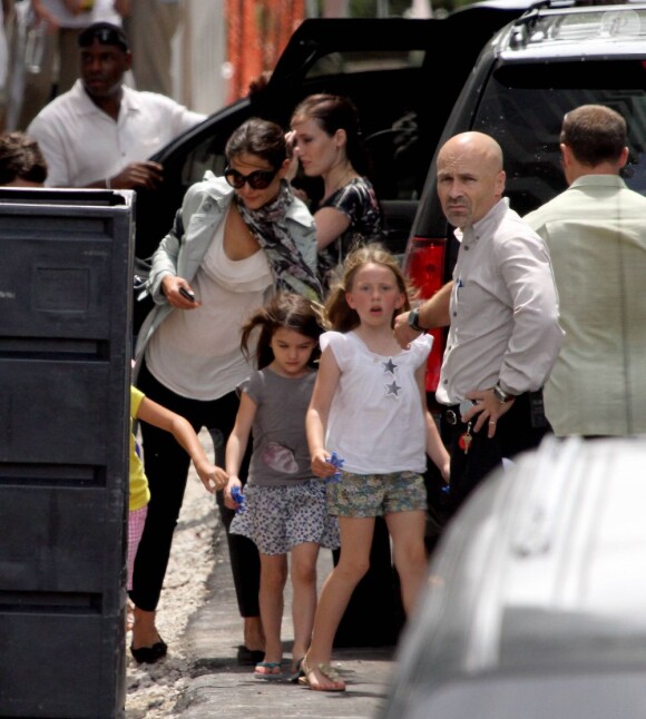 Après un week-end en famille pour célébrer les 49 ans de l'acteur, Katie Holmes, Suri et Tom Cruise retournent chacun à leurs occupations. Miami, 4 juillet 2011