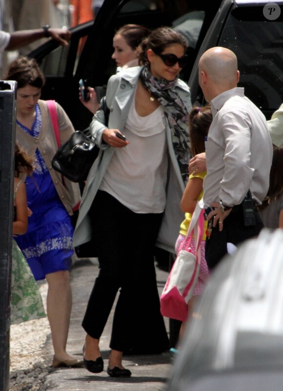 Katie Holmes dit au revoir à Tom Cruise et part avec leur fille Suri. Miami, 4 juillet 2011