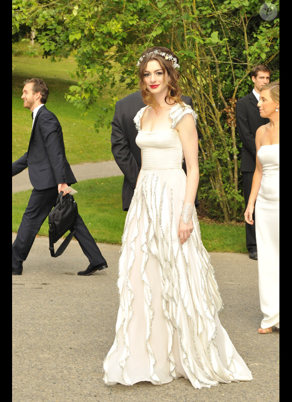 Anne Hathaway lors du White Ball organisé par Natalia Vodianova et Valentino au château de Wideville, près de Paris. Le 6 juillet 2011