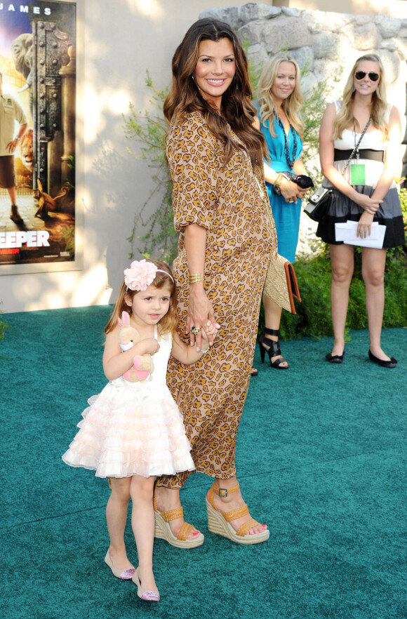 Ali Landry, enceinte, et sa fille lors de l'avant-première de Zookeeper à Los Angeles le 6 juillet 2011