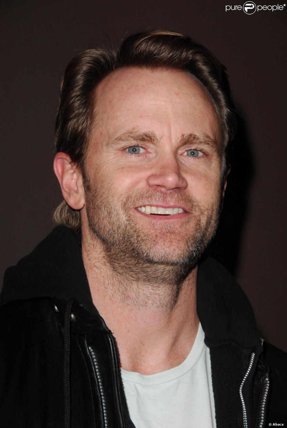 Lee Tergesen, bien loin de son personnage de Chette Donnelly ! - Purepeople