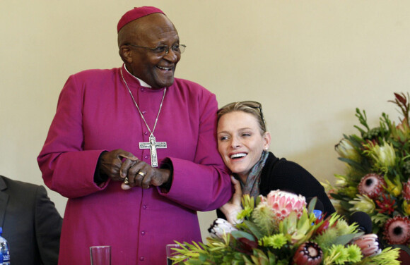 La princesse Charlène Wittstock lors de sa rencontre avec Desmond Tutu en Afrique du Sud au Cap, où elle est devenue co-marraine de l'association Giving Organisation Trust le 8 juillet 2011