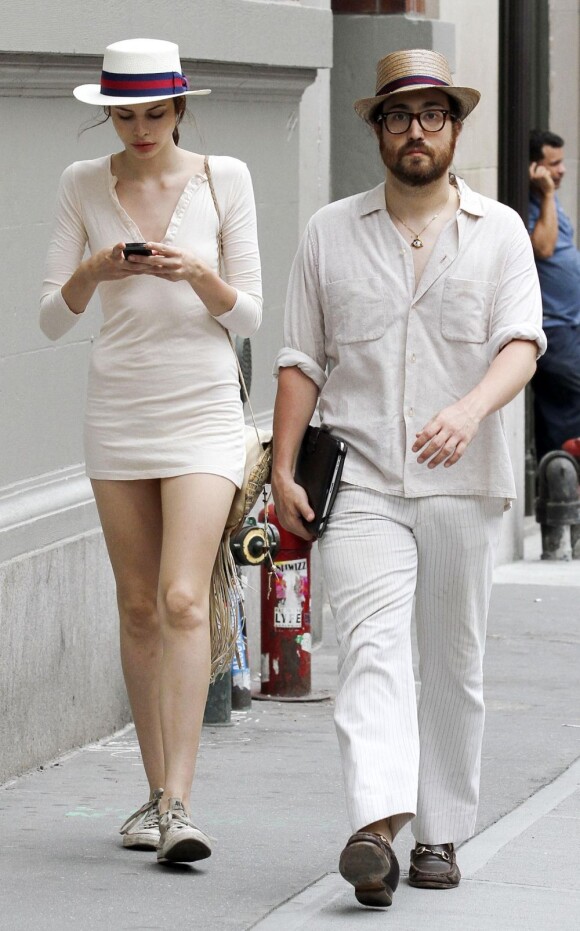 Avec son look de dandy, Sean Lennon donne une vraie leçon de mode à sa petite amie Charlotte Kemp Muhl qui se laisse aller. New York, le 8 juillet 2011
