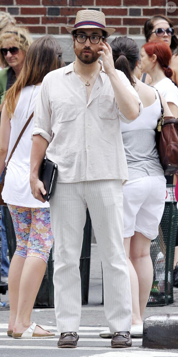 Sean Lennon se balade avec sa petite amie Charlotte Kemp Muhl dans le quartier de SoHo à New York, le 8 juillet 2011
