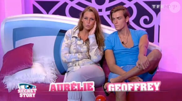Aurélie et Geoffrey ne sont pas à l'aise dans leur rôle de faux couple (quotidienne Secret Story 5 du samedi 9 juillet 2011).