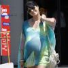 Ravissante, Selma Blair affiche avec style son ventre de femme enceinte. Los Angeles, 9 juillet 2011
 