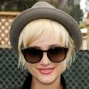 Pour sublimer sa coupe garçonne, Ashlee Simpson adore porter des petits chapeaux pour un style trendy réussi ! Los Angeles, 12 juin 2011 