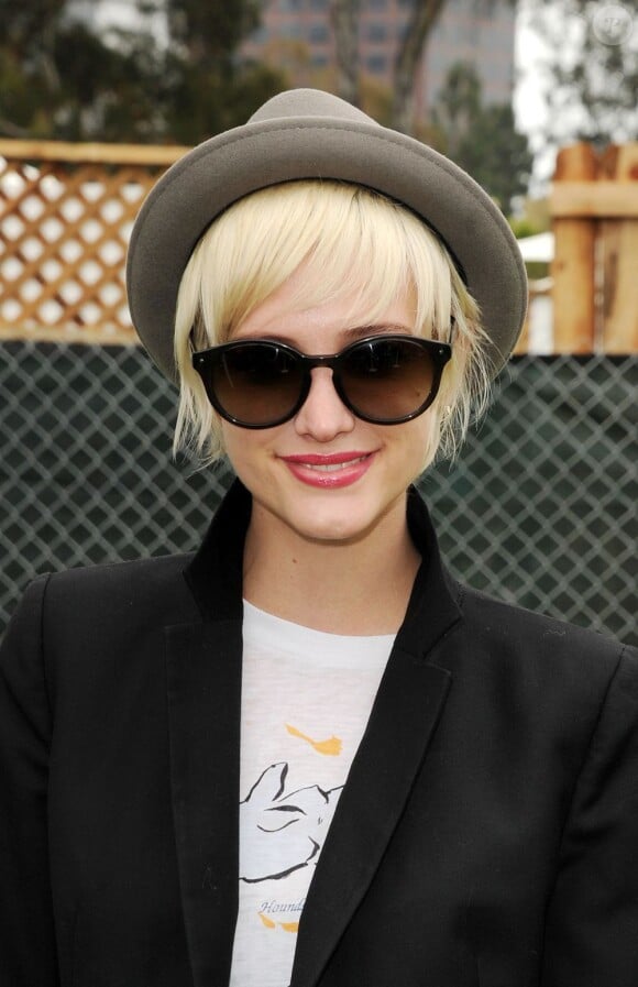 Pour sublimer sa coupe garçonne, Ashlee Simpson adore porter des petits chapeaux pour un style trendy réussi ! Los Angeles, 12 juin 2011 