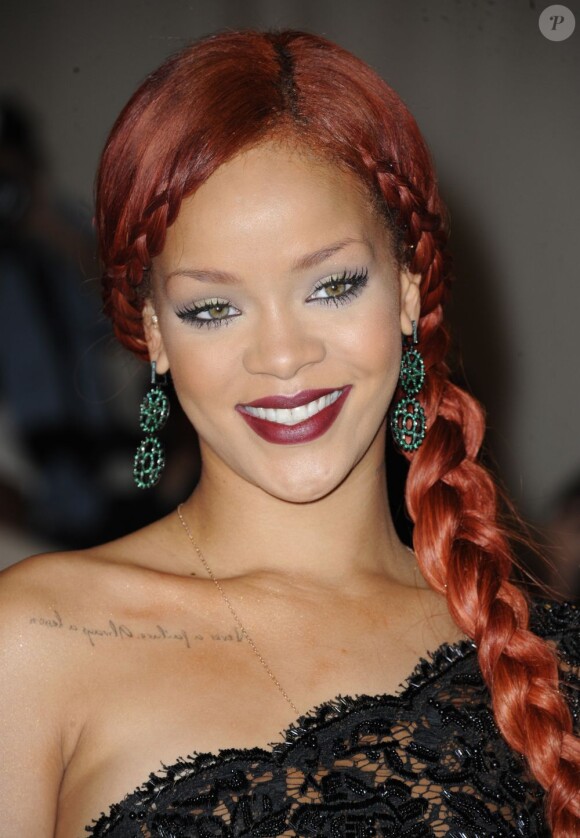 Rihanna est la reine des coiffures tendances ! Avec sa longue chevelure de feu elle ose toutes les extravagances : la chanteuse opte cette fois pour deux nattes collés sur le devant qui s'unissent pour former une longue et imposante natte posée sur l'épaule. New York, 2 mai 2011