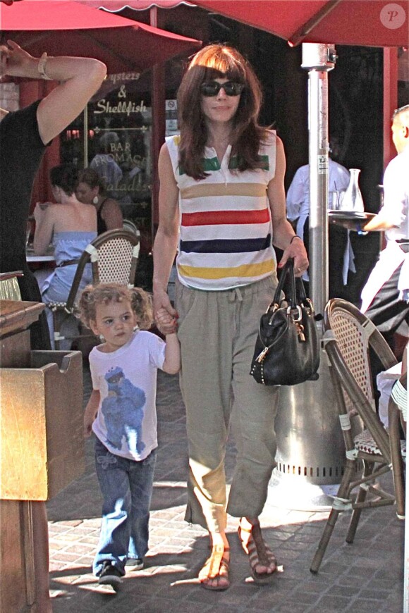 Michelle Monagham fait les boutiques avec sa fille Willow de deux ans et demi. Los Angeles, 22 juin 2011