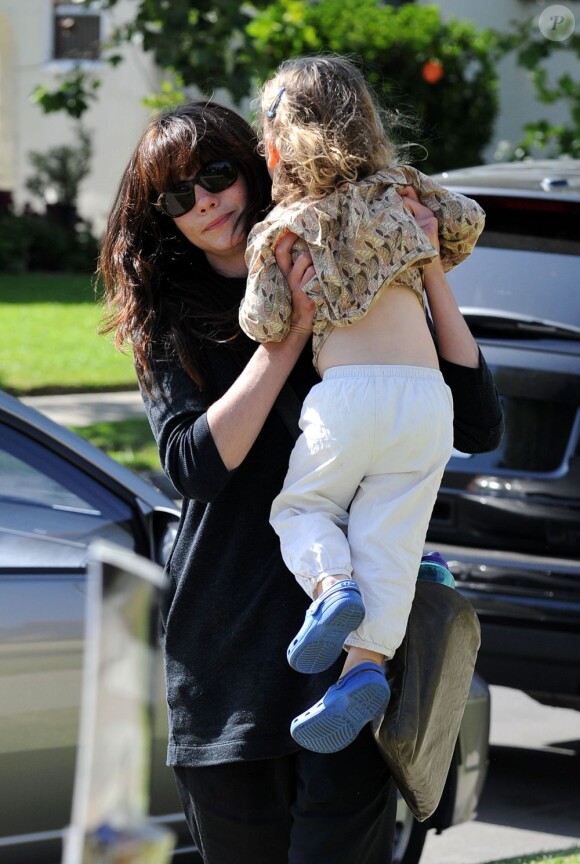 Michelle Monagham avec sa fille Willow dans les rues de Los Angeles, le 24 mai 2011