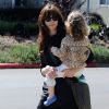 Michelle Monagham avec sa fille Willow dans les rues de Los Angeles, le 24 mai 2011