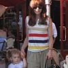 Michelle Monagham fait les boutiques avec sa fille Willow de deux ans et demi. Los Angeles, 22 juin 2011