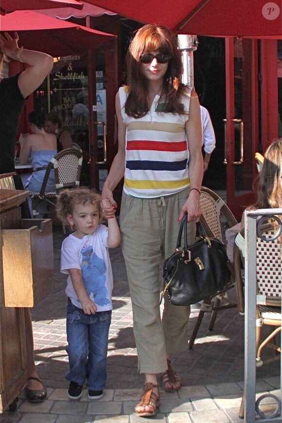 Michelle Monagham fait les boutiques avec sa fille Willow de deux ans et demi. Los Angeles, 22 juin 2011