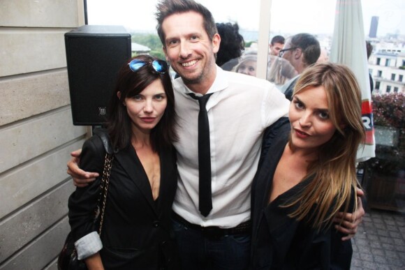 Delphine Chanéac, Sam Bobino et Justine Fraioli lors d'une soirée organisée à la Terrazza Martini, lieu éphémère installé sur les toits de Paris. Juillet 2011