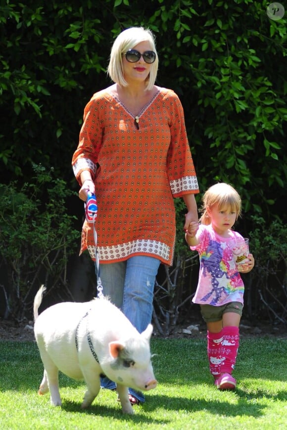 Tori Spelling, sa fille et son porc dans leur jardin à Los Angeles le 12 juillet 2011