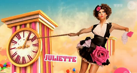 Juliette, dans le générique, et l'horloge bloquée.