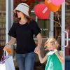 Jennifer Garner va acheter des cookies avec ses filles Violet et Seraphina au magasin Cookies & Books le 12 juillet 2011 à Santa Monica