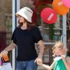 Jennifer Garner va acheter des cookies avec ses filles Violet et Seraphina au magasin Cookies & Books le 12 juillet 2011 à Santa Monica