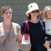 Jennifer Garner va acheter des cookies avec ses filles Violet et Seraphina au magasin Cookies & Books le 12 juillet 2011 à Santa Monica