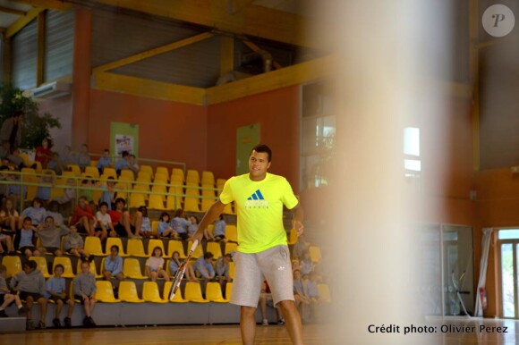 Jo-Wilfried Tsonga était le 13 juillet 2011 à Temple-sur-Lot pour promouvoir les villages Kinder. Il a fait le bonheur de dizaines d'enfants, jouant avec eux et signant de nombreuses dédicaces.