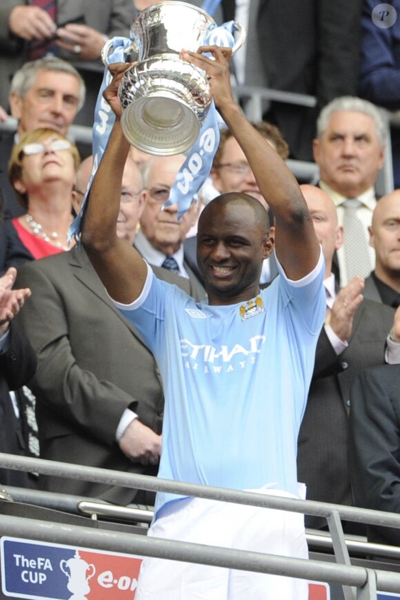 Un dernier trophée (la FA Cup, mai 2011) et puis s'en va...
A 35 ans, Patrick Vieira a annoncé le 14 juillet 2011 la fin de sa carrière sportive. Il se prépare à une retraite active chez les Citizens de Manchester City, dernier maillot qu'il a porté.