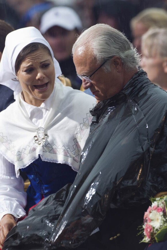 Séquence gag : le roi Carl XVI Gustaf de Suède a dû enfiler un pncho-poubelle lors du concert donné pour l'anniversaire de sa fille Victoria.
La princesse Victoria de Suède fêtait le 14 juillet 2011 osn 34e anniversaire, sous la pluie mais dans la bonne humeur, entourée de son époux le prince Daniel, de ses parents le roi Carl GXVI Gustaf et la reine Silvia, de son frère le prince Carl Philip et de sa soeur la princesse Madeleine.