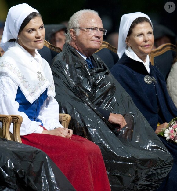 La princesse Victoria de Suède fêtait le 14 juillet 2011 osn 34e anniversaire, sous la pluie mais dans la bonne humeur, entourée de son époux le prince Daniel, de ses parents le roi Carl GXVI Gustaf et la reine Silvia, de son frère le prince Carl Philip et de sa soeur la princesse Madeleine.