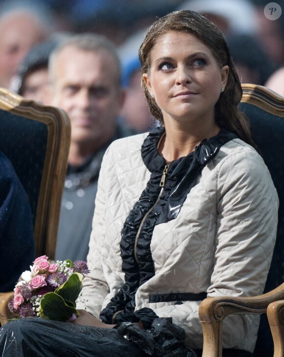 La princesse Madeleine et le prince Carl Philip, après le mariage monégasque, sont réapparus en public pour l'anniversaire de leur soeur.
La princesse Victoria de Suède fêtait le 14 juillet 2011 osn 34e anniversaire, sous la pluie mais dans la bonne humeur, entourée de son époux le prince Daniel, de ses parents le roi Carl GXVI Gustaf et la reine Silvia, de son frère le prince Carl Philip et de sa soeur la princesse Madeleine.