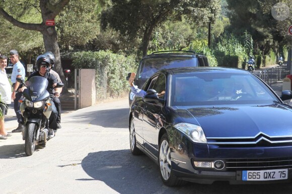 Nicolas Sarkozy arrive au fort de Brégançon, dans le Var. Les touristes et résidents l'attendaient avec impatience. 15 juillet 2011
