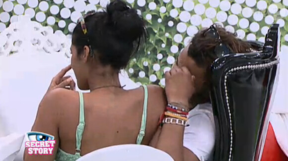 Daniel doit embrasser Ayem mais il n'y arrive pas dans Secret Story 5