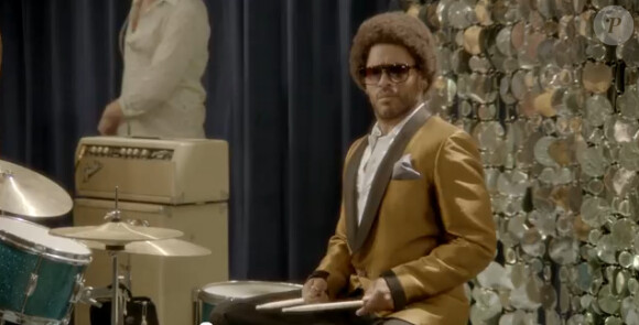 Lenny Kravitz dans le clip de Stand