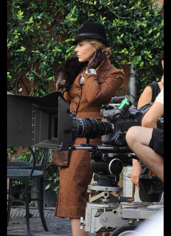 Ornella Muti, très élégante, sur le tournage du dernier long métrage de Woody Allen, The Bop Decameron, à Rome (Italie), vendredi 15 juillet 2011.